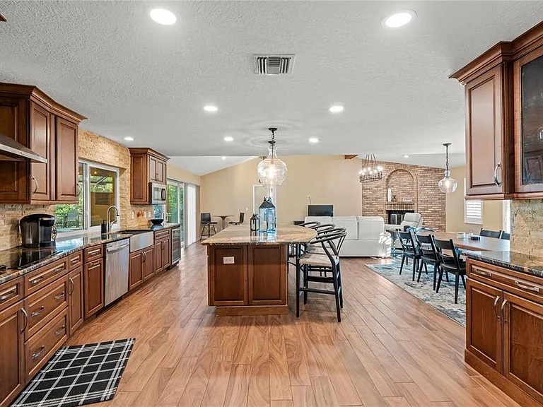 10285 Barry Dr — Photo 14