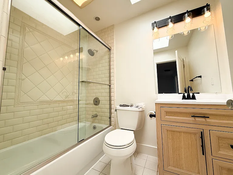 1643 Laurel St — Photo 3