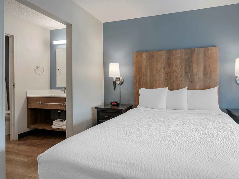 Deluxe Studio - 1 Queen Bed