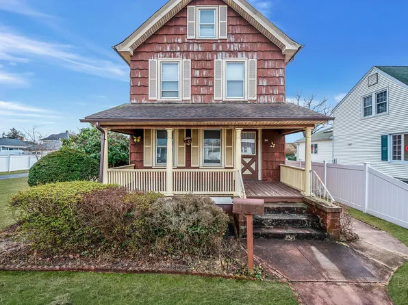 24 McKinley Street, Islip, NY 11751