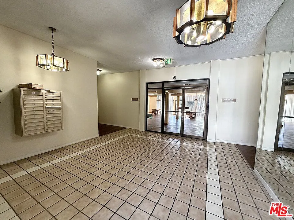 2 bed, 2.5 bath, 2343 sqft, $5,495 — Photo 3