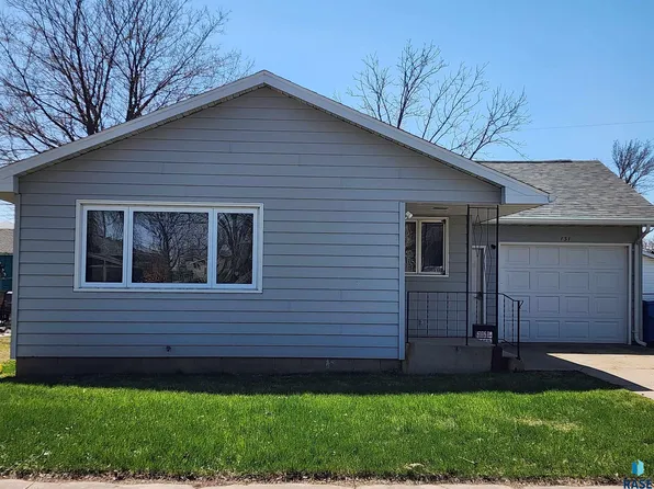 131 E Lincoln Ave, Salem, SD 57058