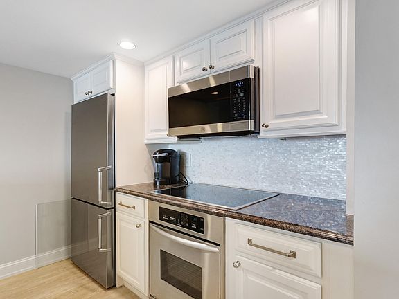 5th image of 31 E Grand Avenue #72