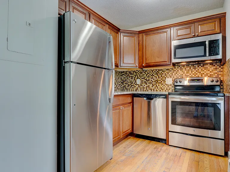 468 Mansfield St #8 — Photo 6