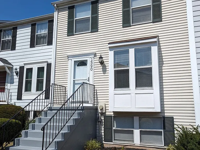 1390 David Ln — Photo 1