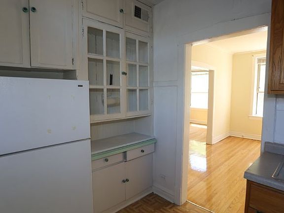 3rd image of 560 W Aldine Ave APT 1S