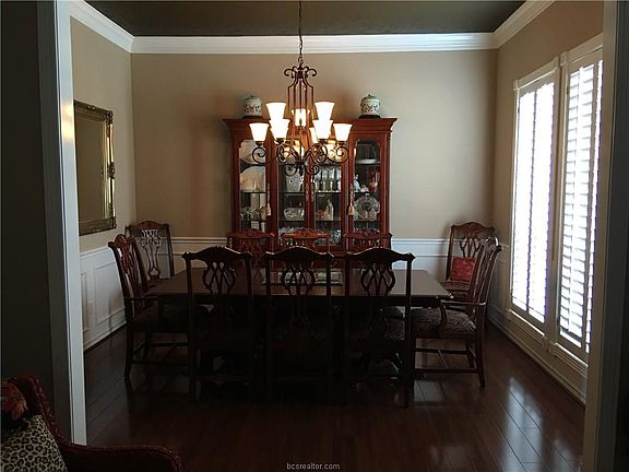 3rd image of 811 Royal Adelade Dr