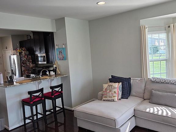 5th image of 47 Village Green Ln