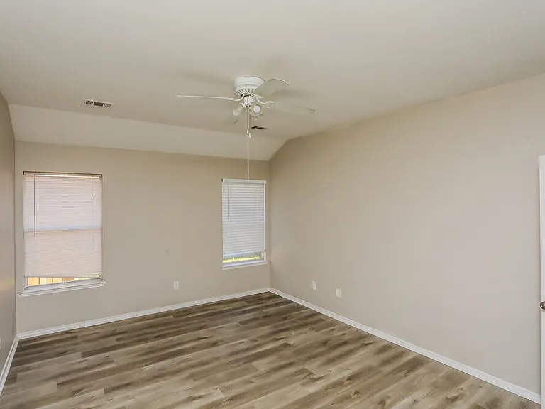 1303 Coronado Ln — Photo 10