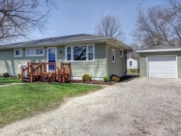 808 E Ficklin St, Tuscola, IL 61953