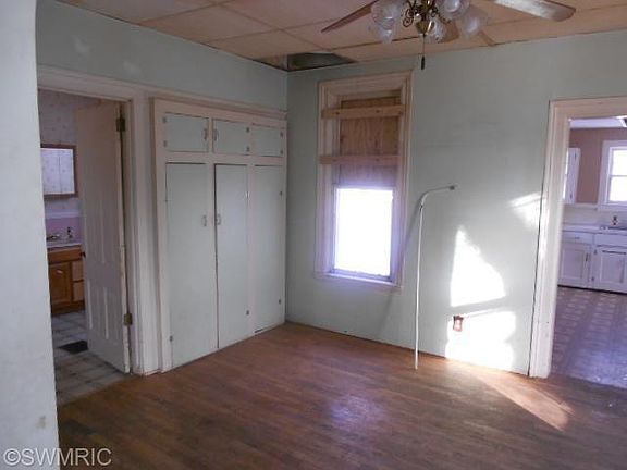 4th image of 1734 Coit Ave NE