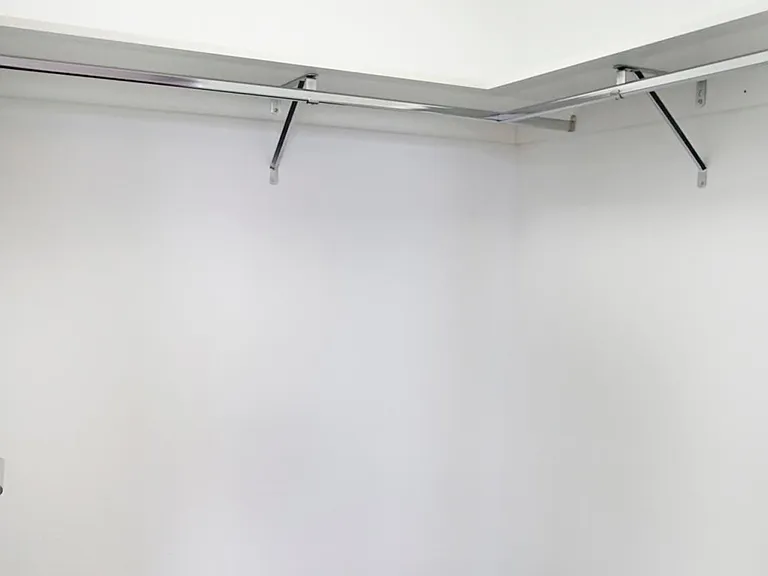 2x2 Traditional - Walk-in Closet