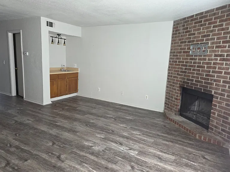 1301 Eastgate Dr — Photo 6