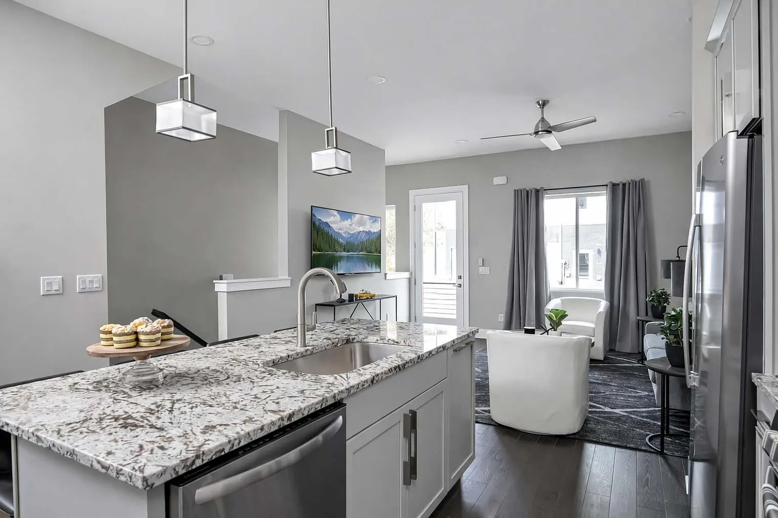 4 bed, 4.0 bath, 1550 sqft, $5,184 — Photo 3