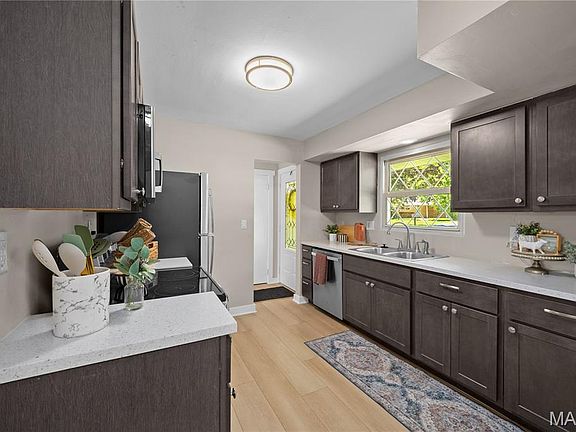 5th image of 12 Highwood Cir