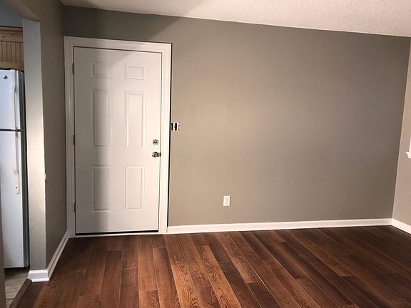 4th image of 640 N Hocker Ave