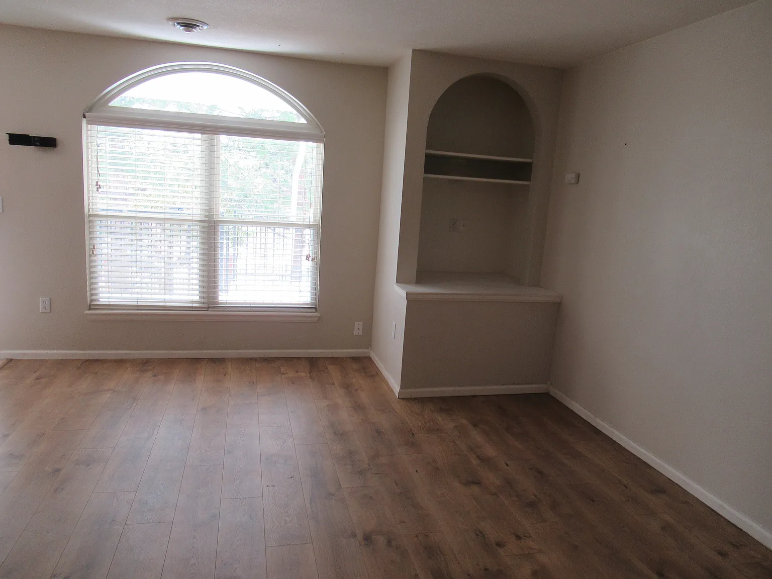 2 bed, 1057 sqft, $2,200 — Photo 3