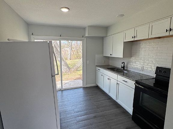 3rd image of 422 W Mahoney Dr