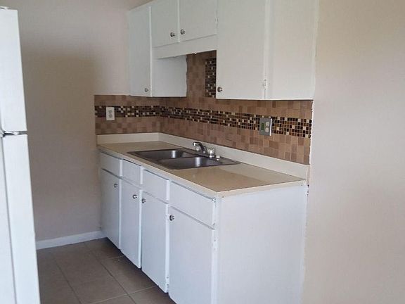 3rd image of 2226 Leo Dr #B