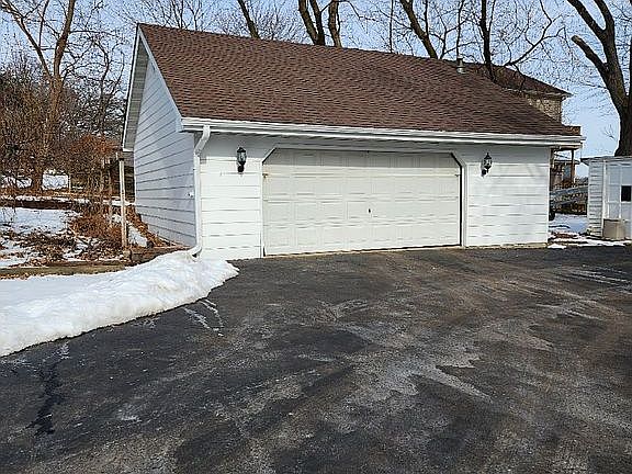 2nd image of 5010 W Lake Shore Dr