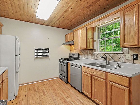 5th image of 97 Hill Crest Dr