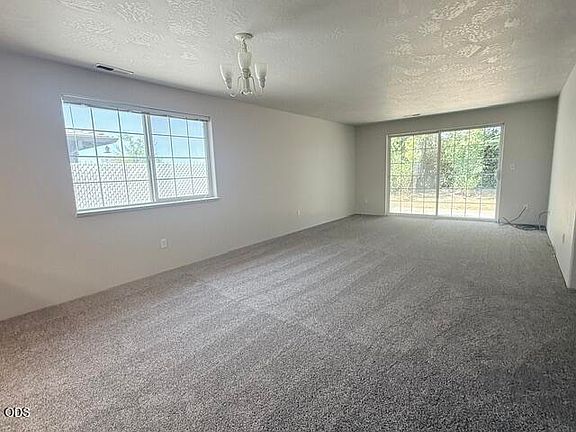 3rd image of 1004 Glengrove Ave