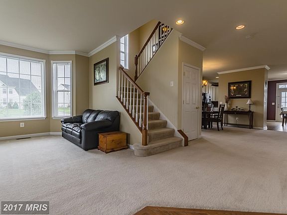 Large open floor plan to greet your guests
