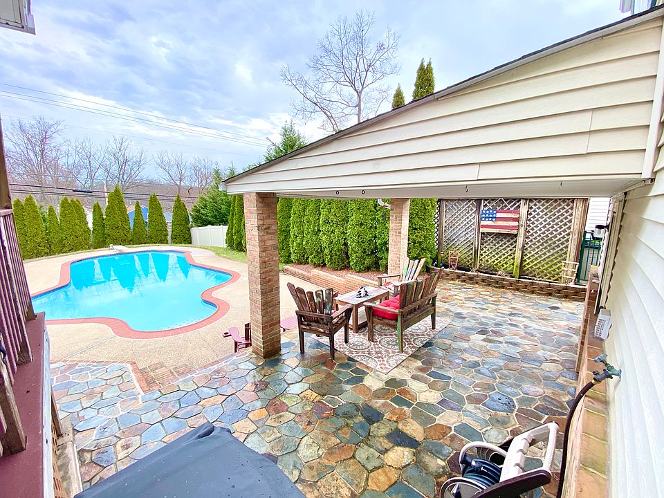 2nd image of 8626 Saxon Cir