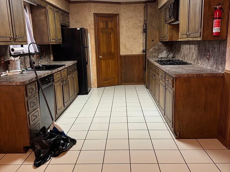 301 S Walnut St — Photo 3