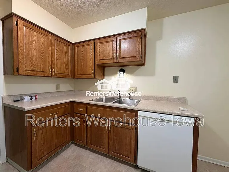 1215 Cummins Pkwy — Photo 4
