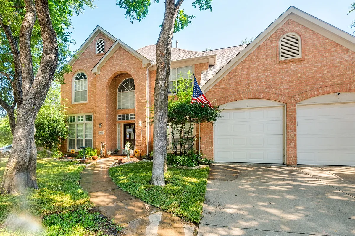 Building Photo - 2021 Broadleaf Dr