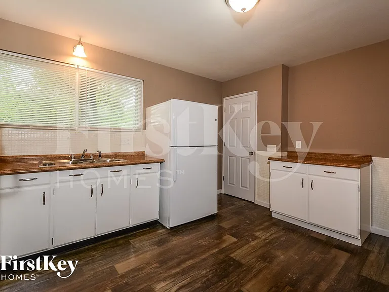 400 Humes Ln — Photo 6