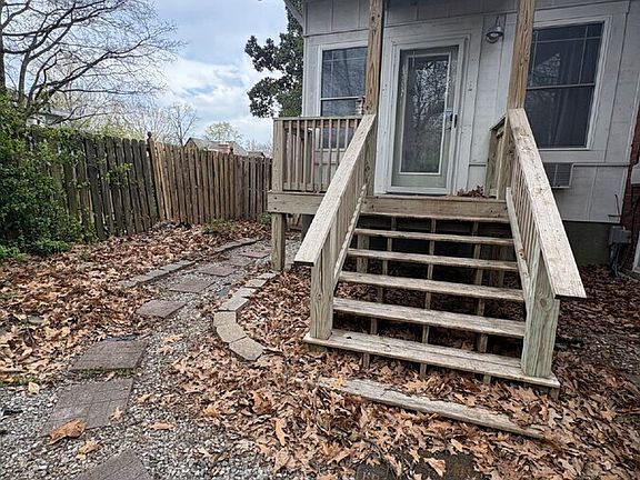 5th image of 1208 Hillcrest Dr