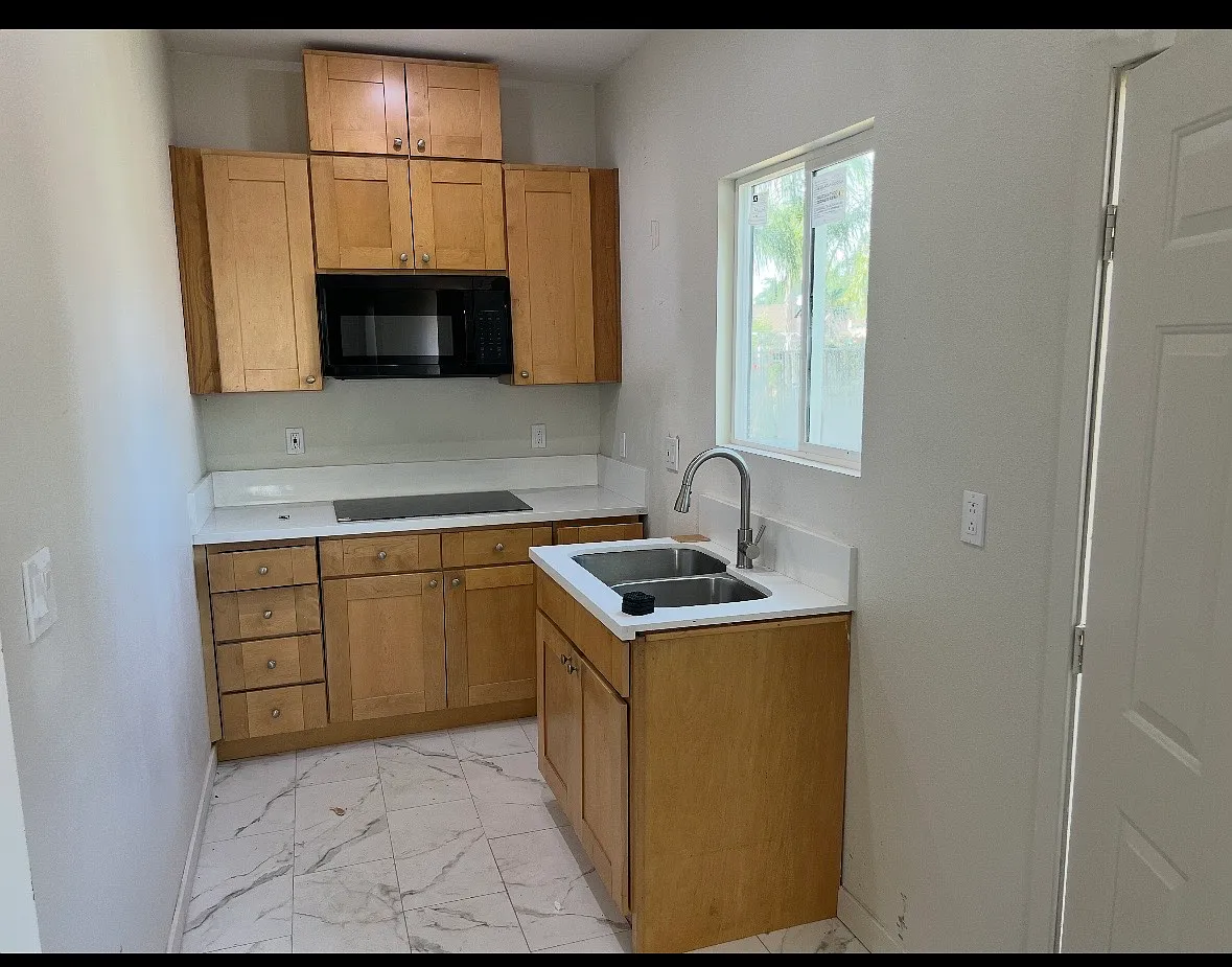 1 bed, 400 sqft, $1,200 — Photo 2