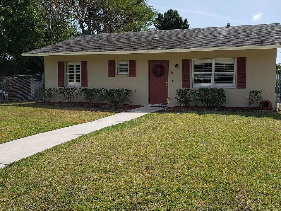 1st image of 111 SE Camino St