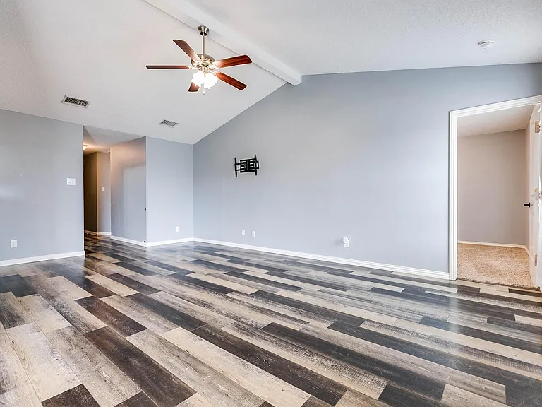 1221 Elmo Ln — Photo 7