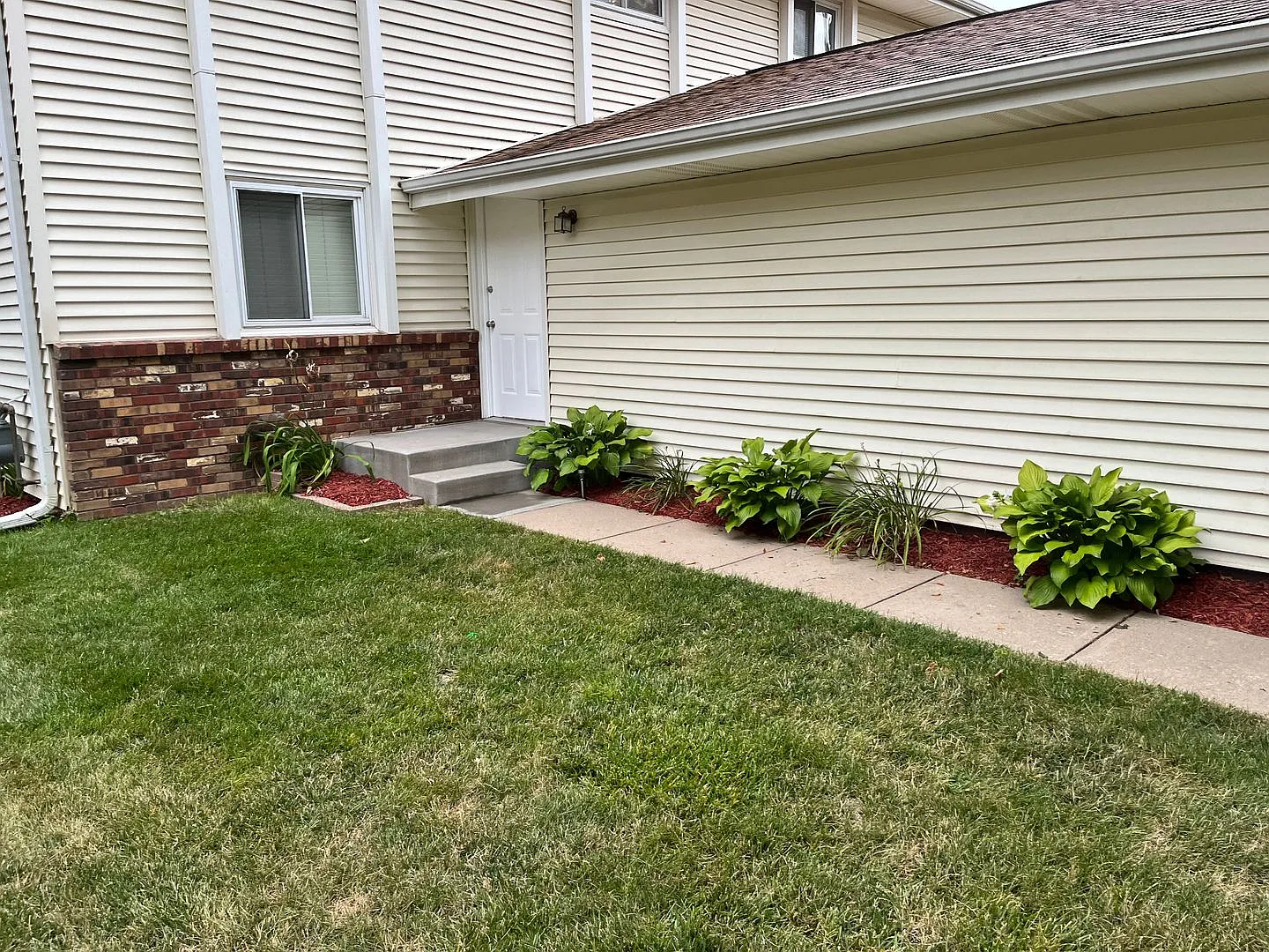 Spacious 2-Bedroom Millard Townhome with Attached Garage, Basement & Private Backyard — Photo 2