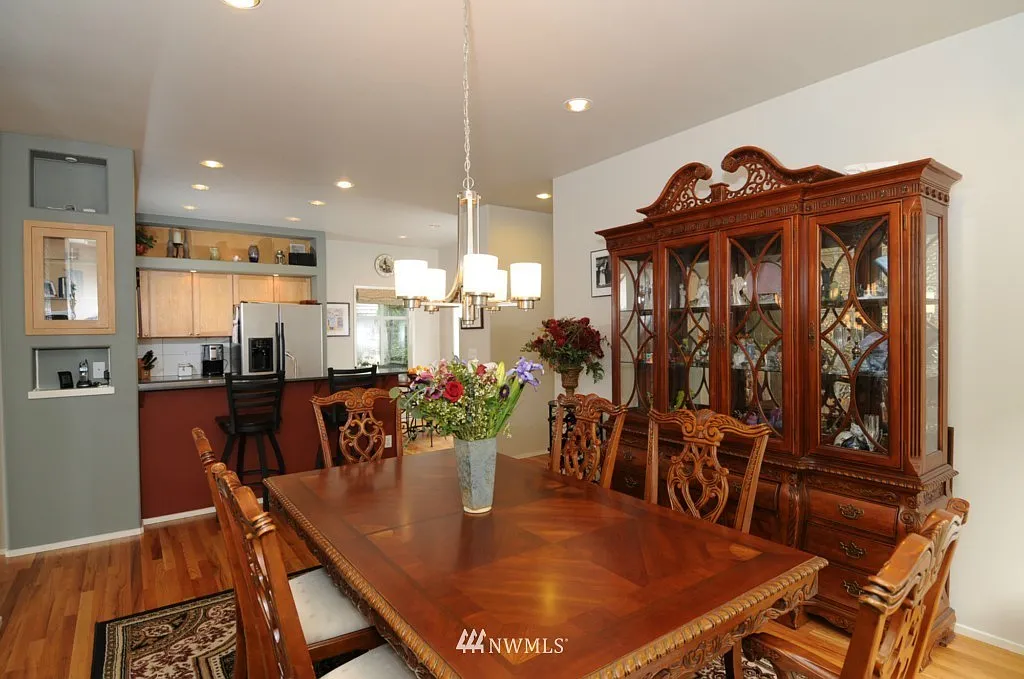 3 bed, 2.5 bath, 2260 sqft, $4,100 — Photo 2