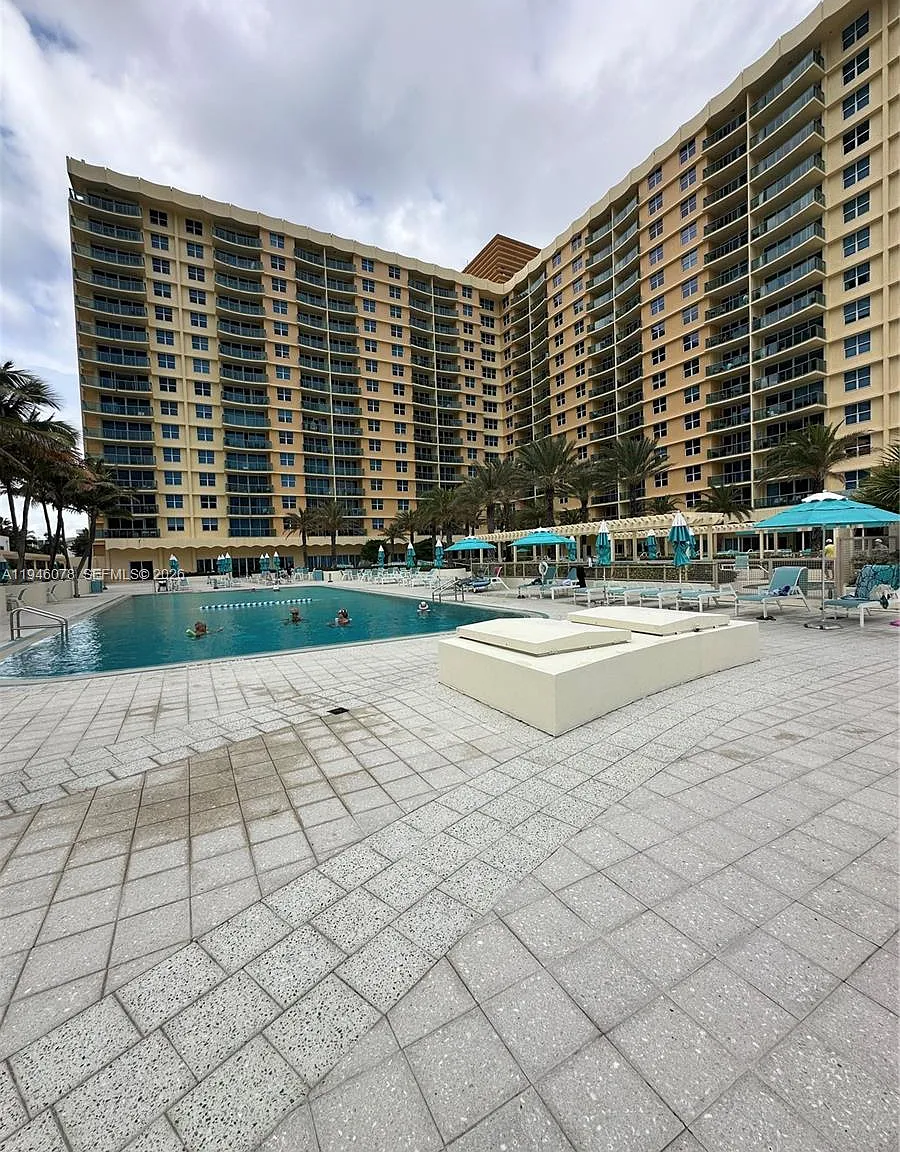 Wave Condo — Photo 3