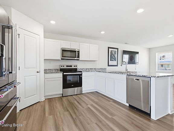 5th image of 572 Pinehurst Dr