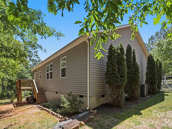 5th image of 412 Lewis Rd