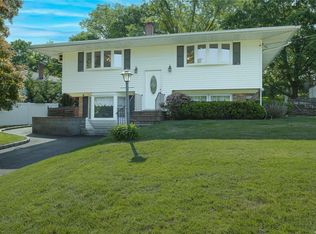 18 Bobcat Ln, East Setauket, NY 11733