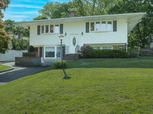 18 Bobcat Lane, East Setauket, NY 11733