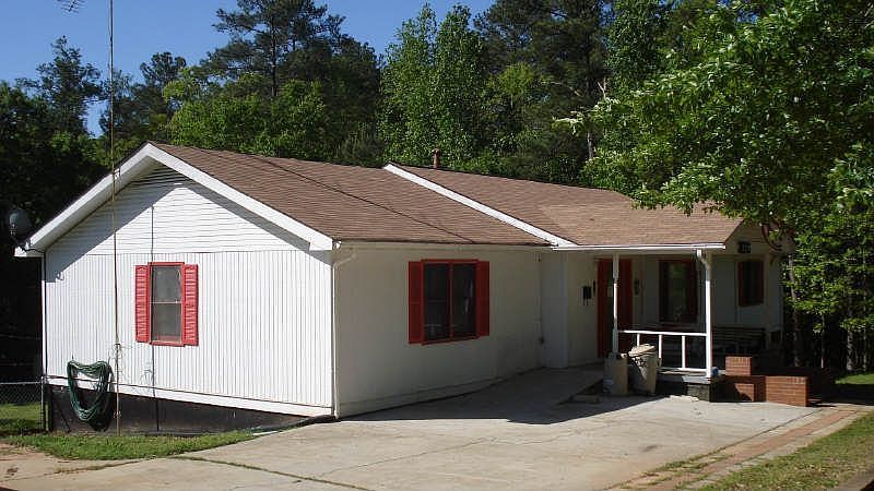 2nd image of 2211 Brownlee Rd