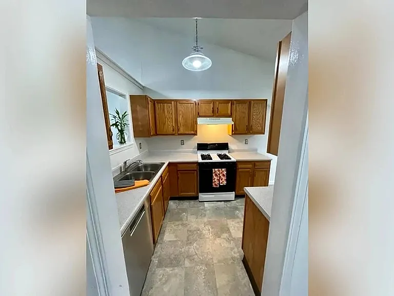 98 Harvard Rd — Photo 14