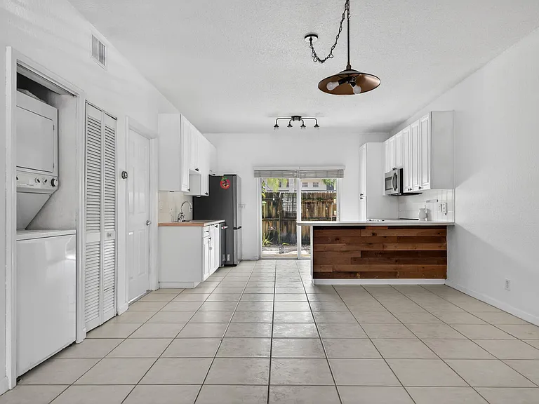 4902 Washington St #4 — Photo 5