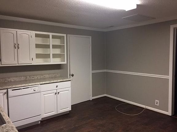 Kitchen View 3 (13'6"x13'6")