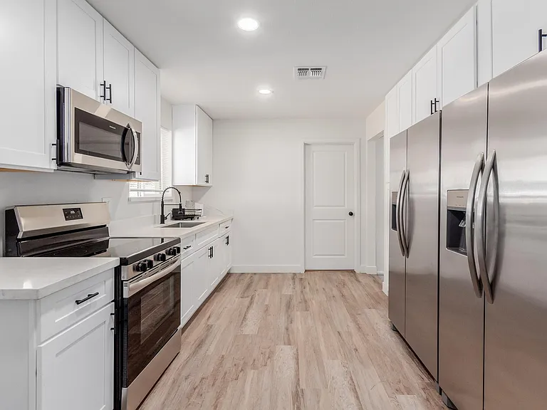W 10th Dr — Photo 6