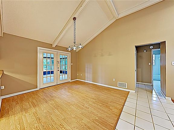 3rd image of 830 W Oakdale Ave