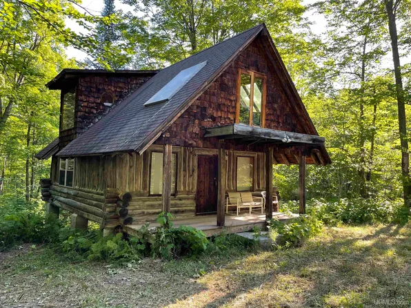 430 Woods Rd, Ishpeming, MI 49849